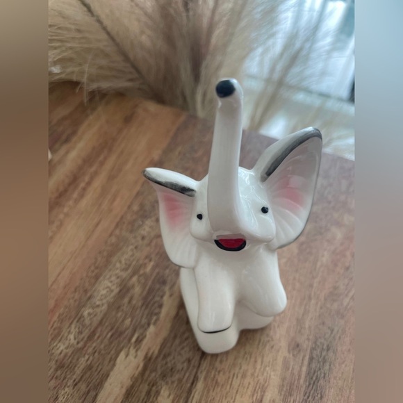 Urban Outfitters Elephant Ring Holder - Picture 2 of 4